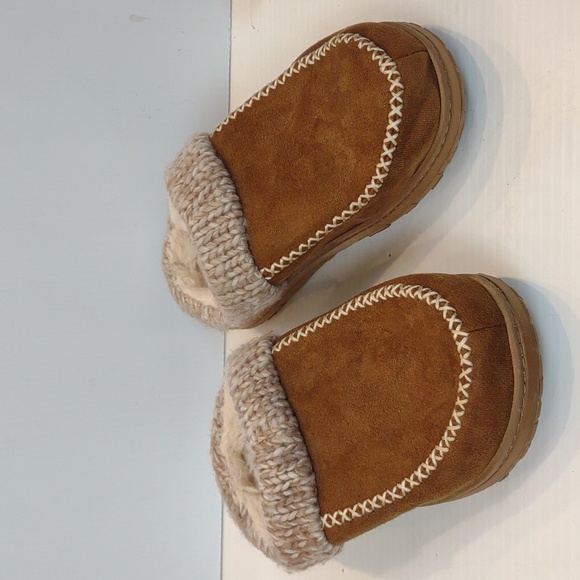 Dearfoams Cozy Comfort Women's Moc Toe Clog Slippers with Chunky Knit Collar - Picture 2 of 12